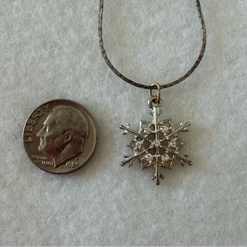 Vintage Silver Diamond Rhinestone Snowflake Charm Pendant Vintage Necklace - Picture 11 of 13